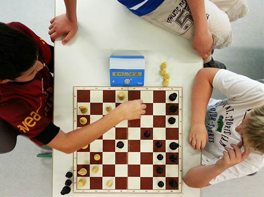 Foto schachspielende Schüler